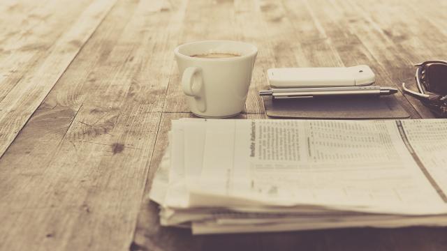 Journal et tasse à café sur une table