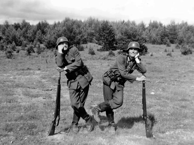 Deux figurants sur le tournage de la Grande Vadrouille