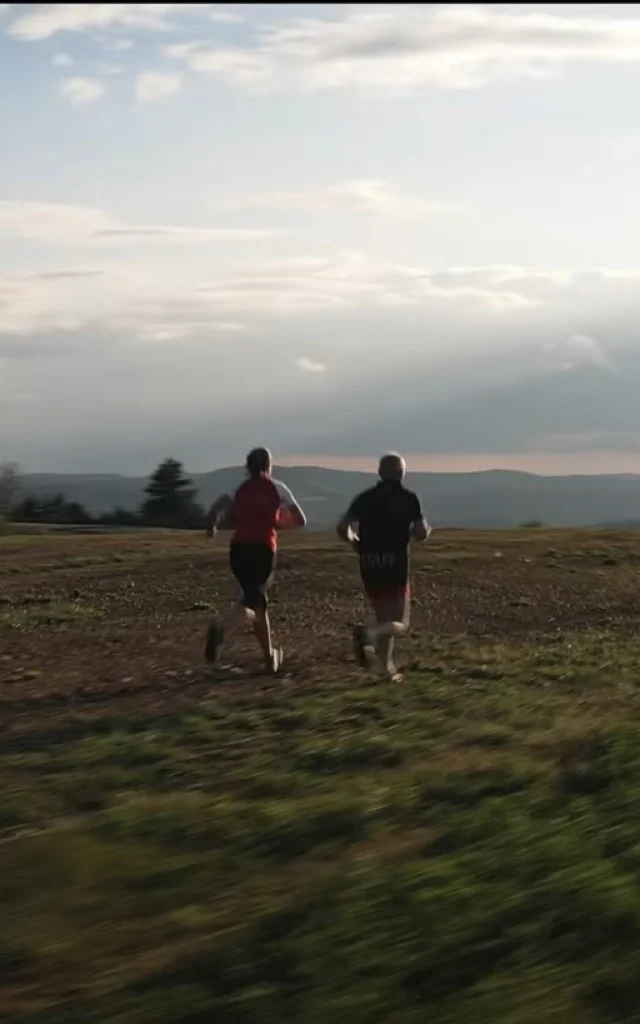 Personnes qui font du Trail au coucher de soleil