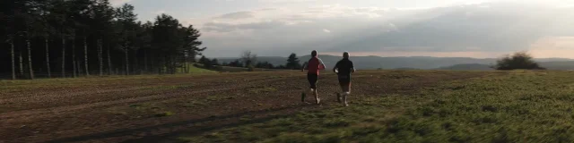 Personnes qui font du Trail au coucher de soleil