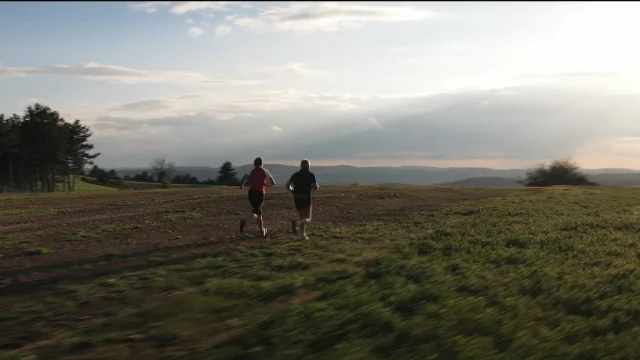 Personnes qui font du Trail au coucher de soleil