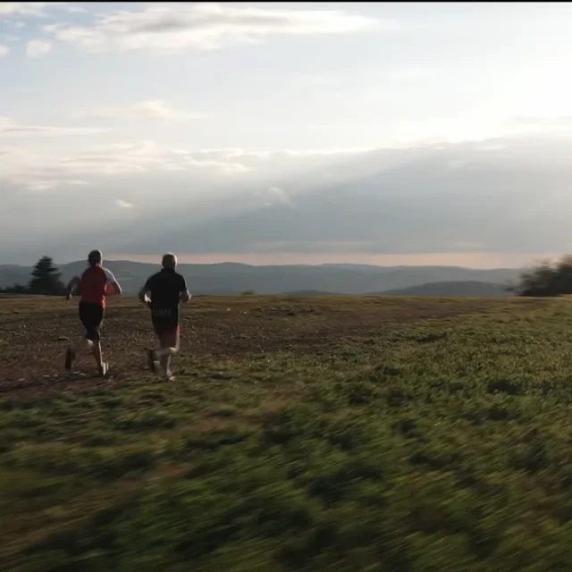 Personnes qui font du Trail au coucher de soleil