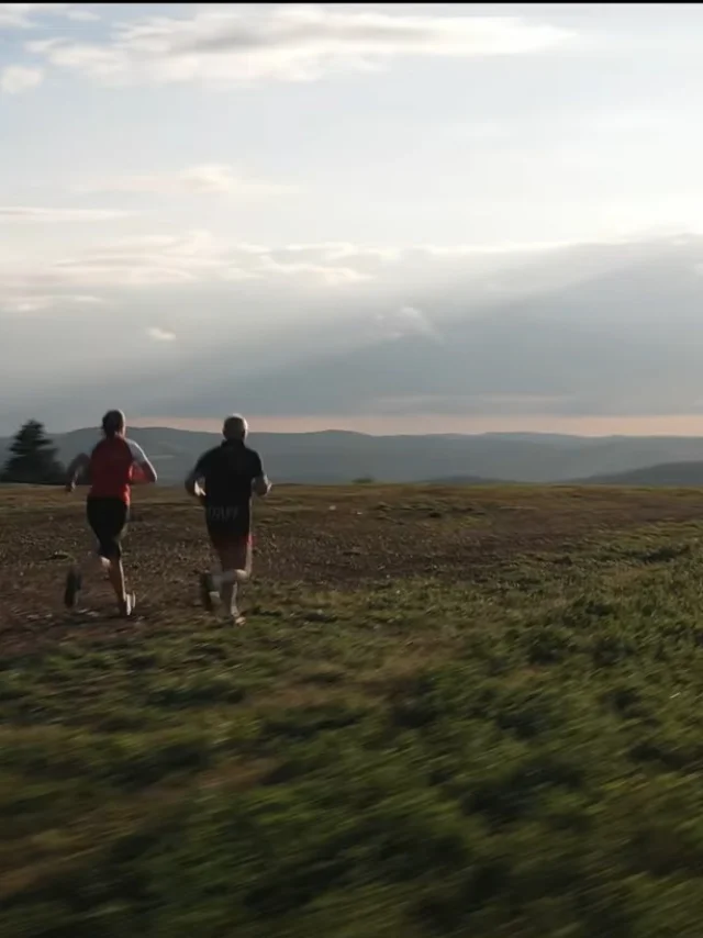 Personnes qui font du Trail au coucher de soleil