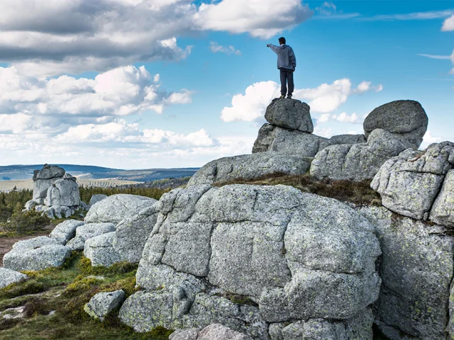 Personnes sur des rochers de granite en Margeride - Lozère (48)